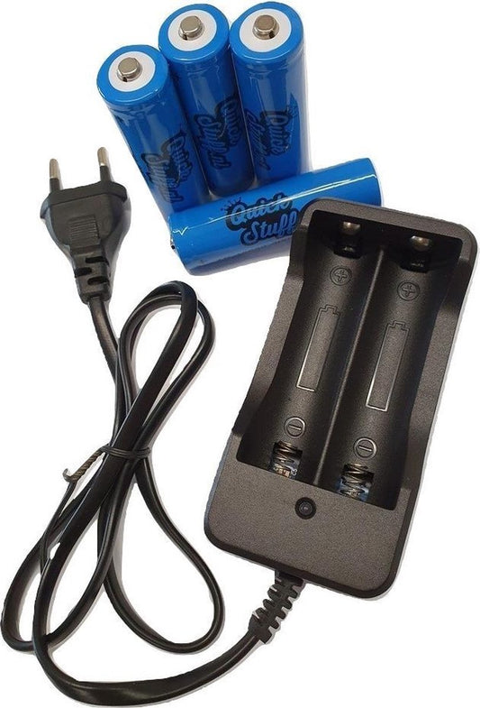 4 batteries Quickstuff 18650 plus double chargeur COMBIPACK